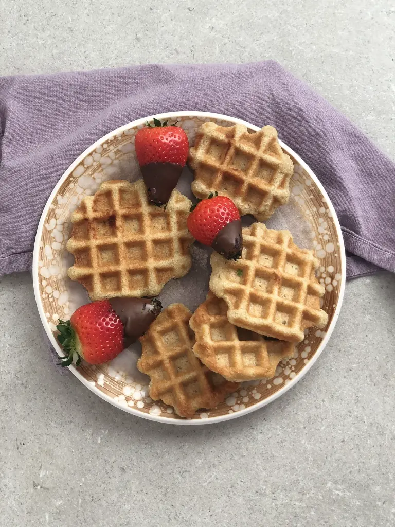 Wafeltjes met verse aardbeien.webp