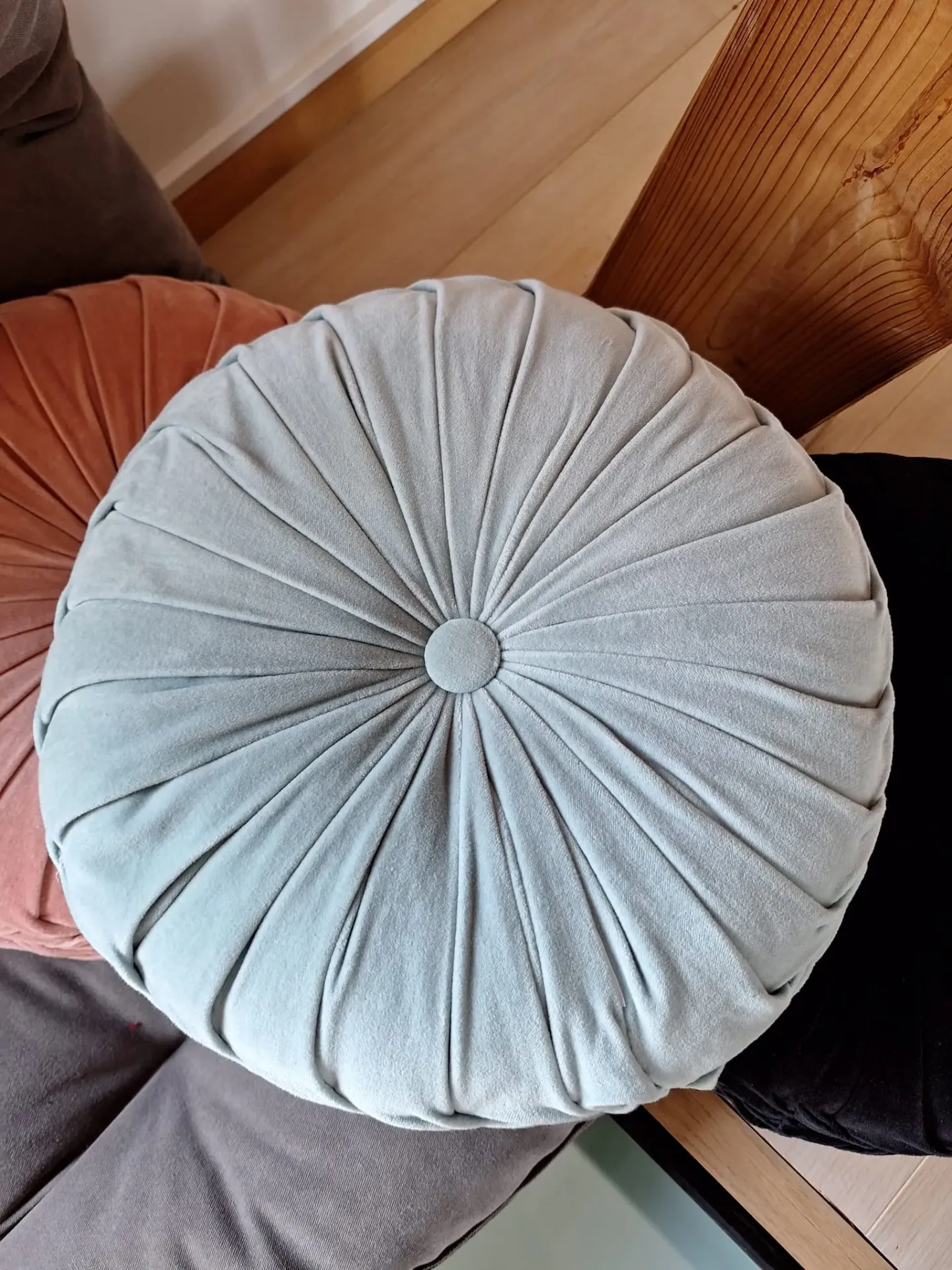 Rond kussen licht blauw